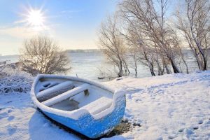 Boot fahren im Winter